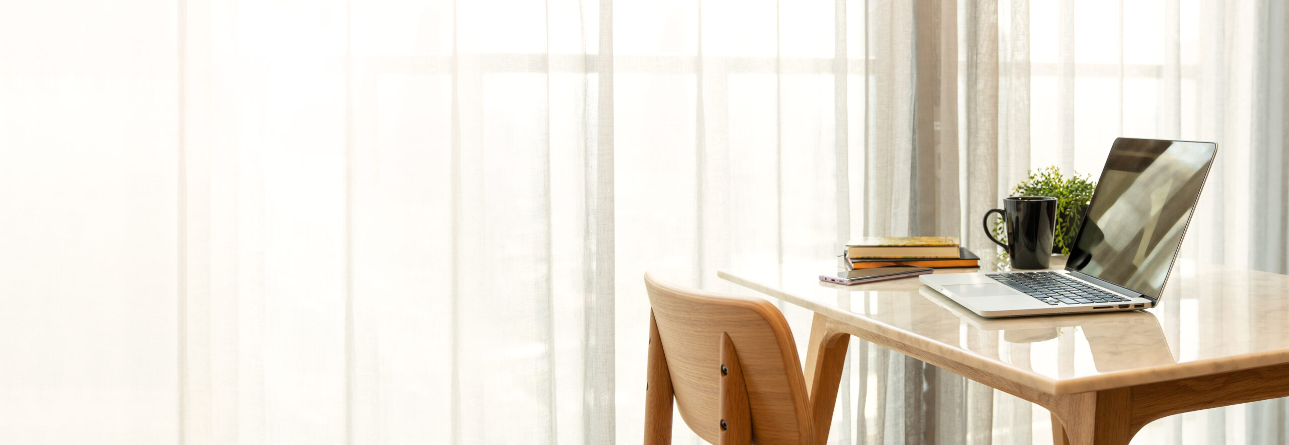 Modernes Homeoffice mit digitaler Zusammenarbeit und sicheren Arbeitsplätzen