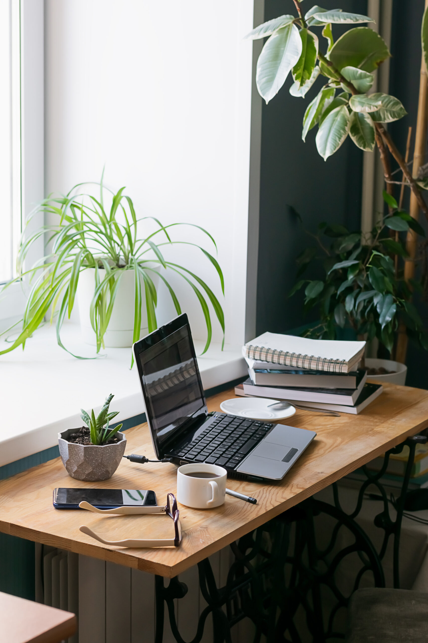 Homeoffice: Digitales Arbeiten mit Laptop, Videokonferenz und Remote-Zusammenarbeit